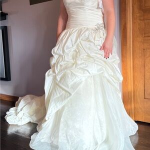 David's Bridal Cream Wedding Dress strapless ruched train theater 12 elegant